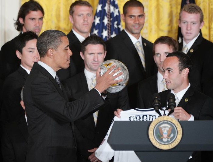 Thổng thống Obama trao quả bóng có chữ ký của mình cho đội trưởng LA Galaxy, tiền đạo Donovan